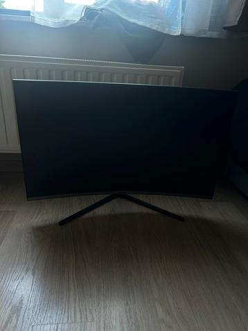Écran Samsung 32” incurvé 4K U32R590CWU – parfait état beschikbaar voor biedingen