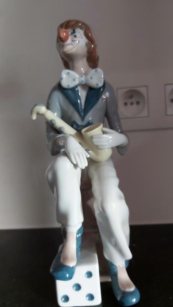 clown met saxofoon, op dobbelsteen, Spaans porselein, Verzamelen, Beelden en Beeldjes, Zo goed als nieuw, Mens, Ophalen of Verzenden