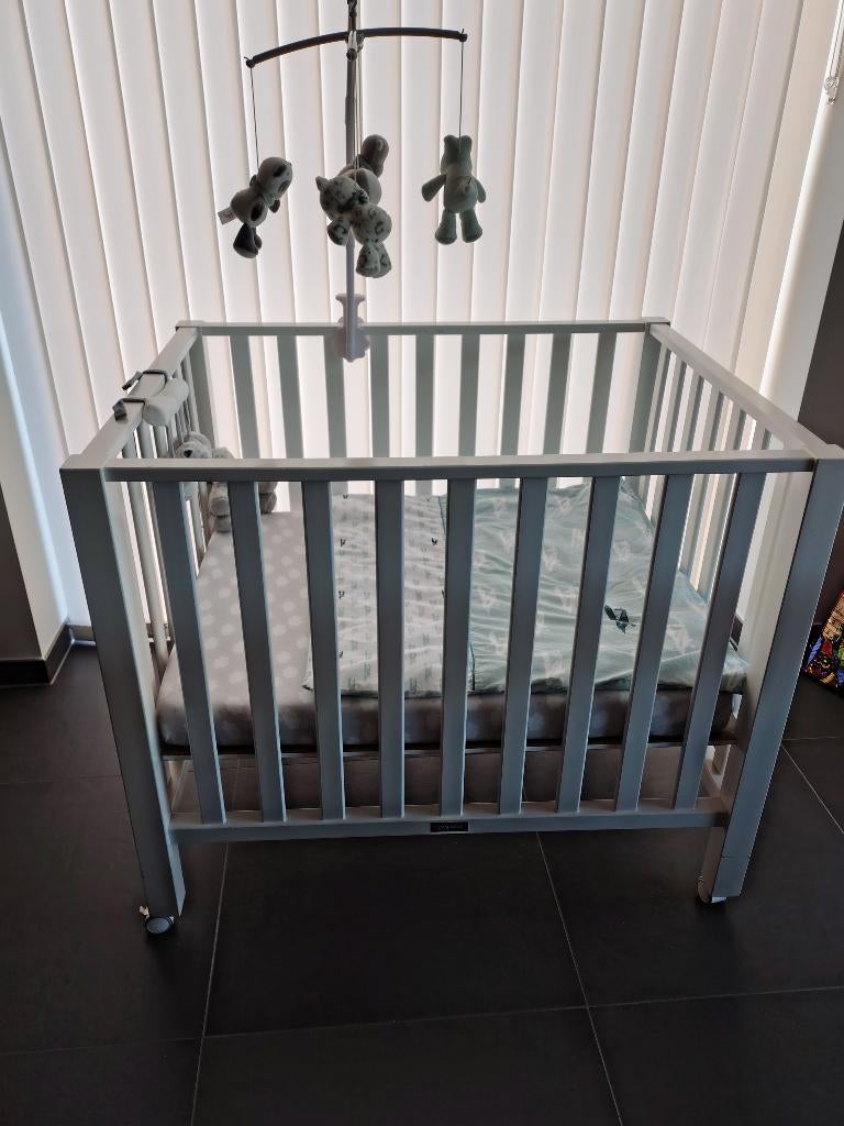 kinderpark/kinderbed, Kinderen en Baby's, Babyparken, Zo goed als nieuw, Vierkant, In hoogte verstelbaar, Wieltjes, Ophalen