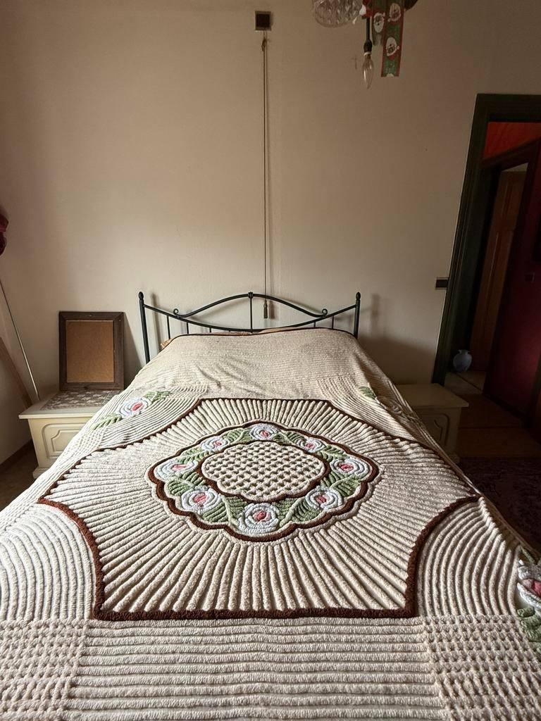 Vingage sprei met bloemendecoratie, Enfants & Bébés, Couvertures, Sacs de couchage & Produits pour emmailloter, Comme neuf, Couverture