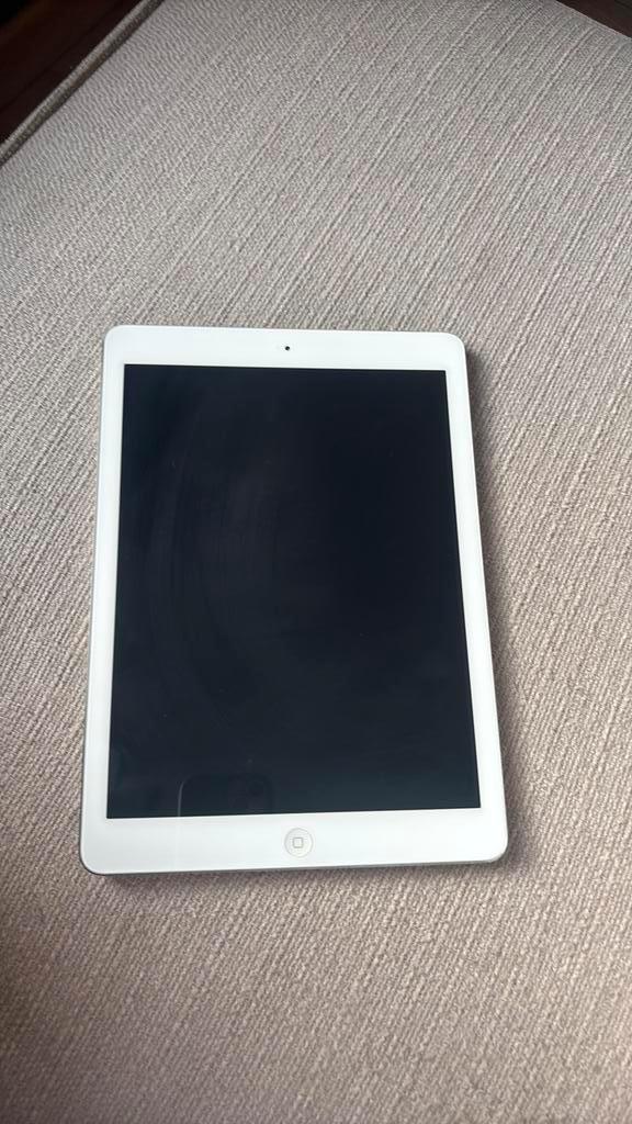 iPad Air 32GB – Werkt perfect, Computers en Software, Android Tablets, Zo goed als nieuw, Ophalen of Verzenden