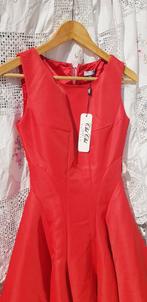 Robe rouge  ÉLÉGANTE Chi chi London T34, Kleding | Dames, Gelegenheidskleding, Nieuw, Cocktailjurk, Ophalen of Verzenden, Chi chi London
