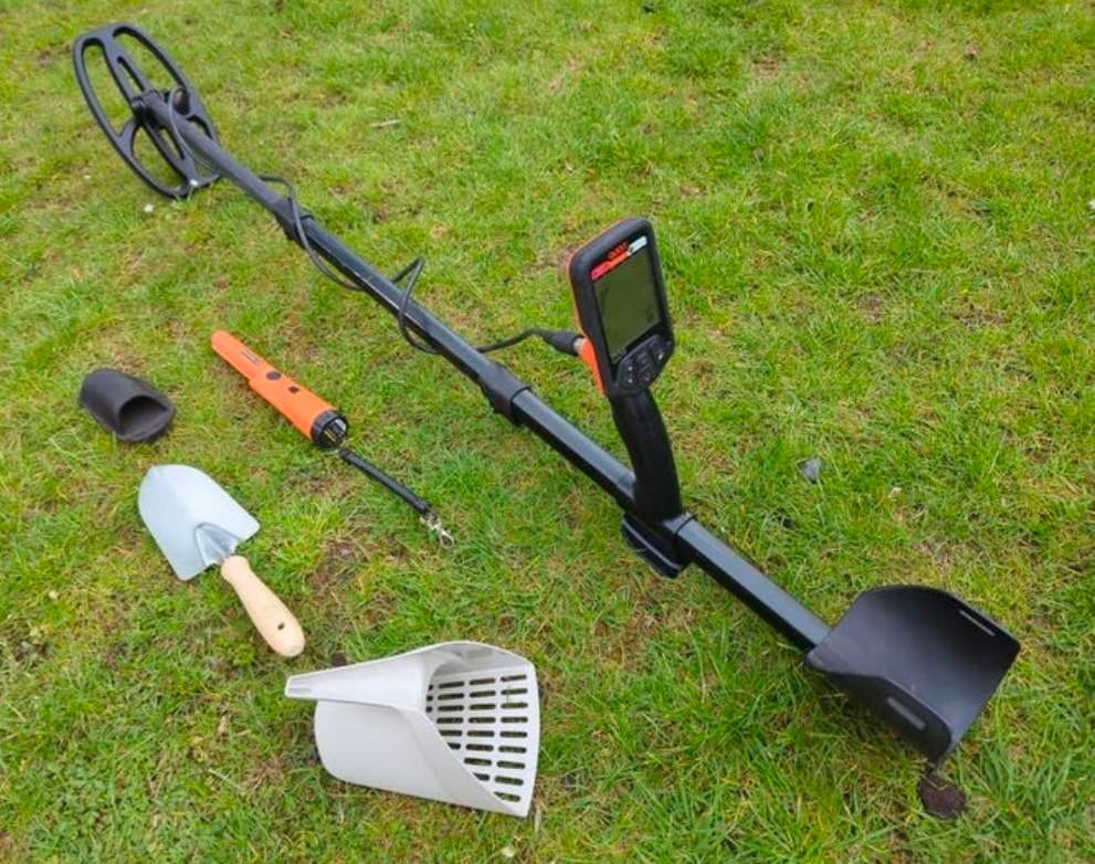 Quest Q20 digitale metaaldetector met schepjes en pinpointer, Hobby en Vrije tijd, Metaaldetectors, Gebruikt, Discriminatie metaaldetectie