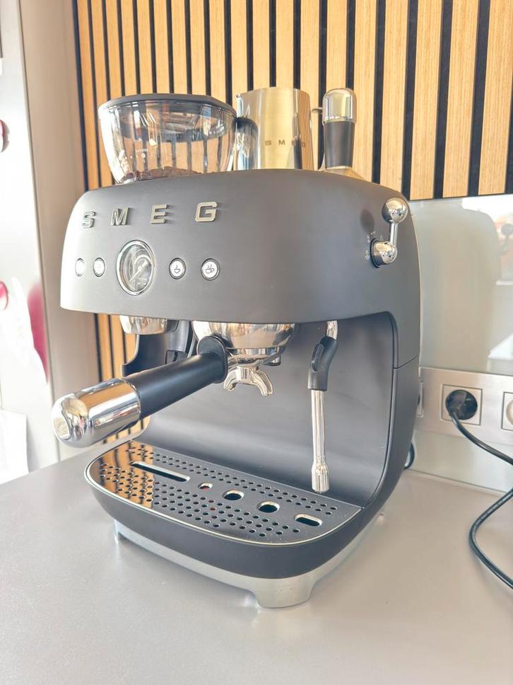 Machine à expresso Smeg semi-pro, Electroménager, Cafetières, Comme neuf, Café en grains, Machine à espresso, 2 à 4 tasses, Réservoir d'eau amovible