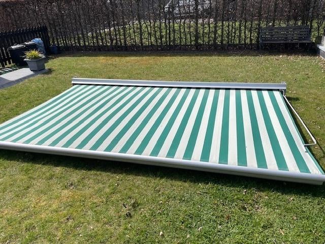 2 identieke zonneluifels, omkasting en knik-armen, Ophalen