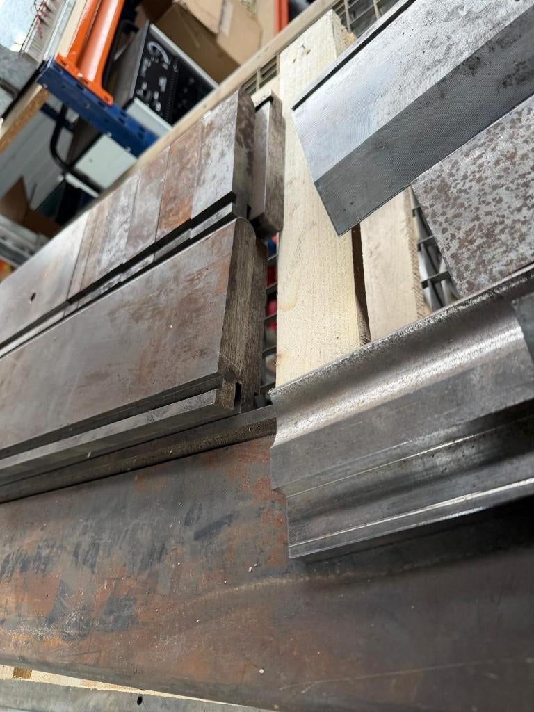 Diverse korte stukken mes van plooibank, Ophalen