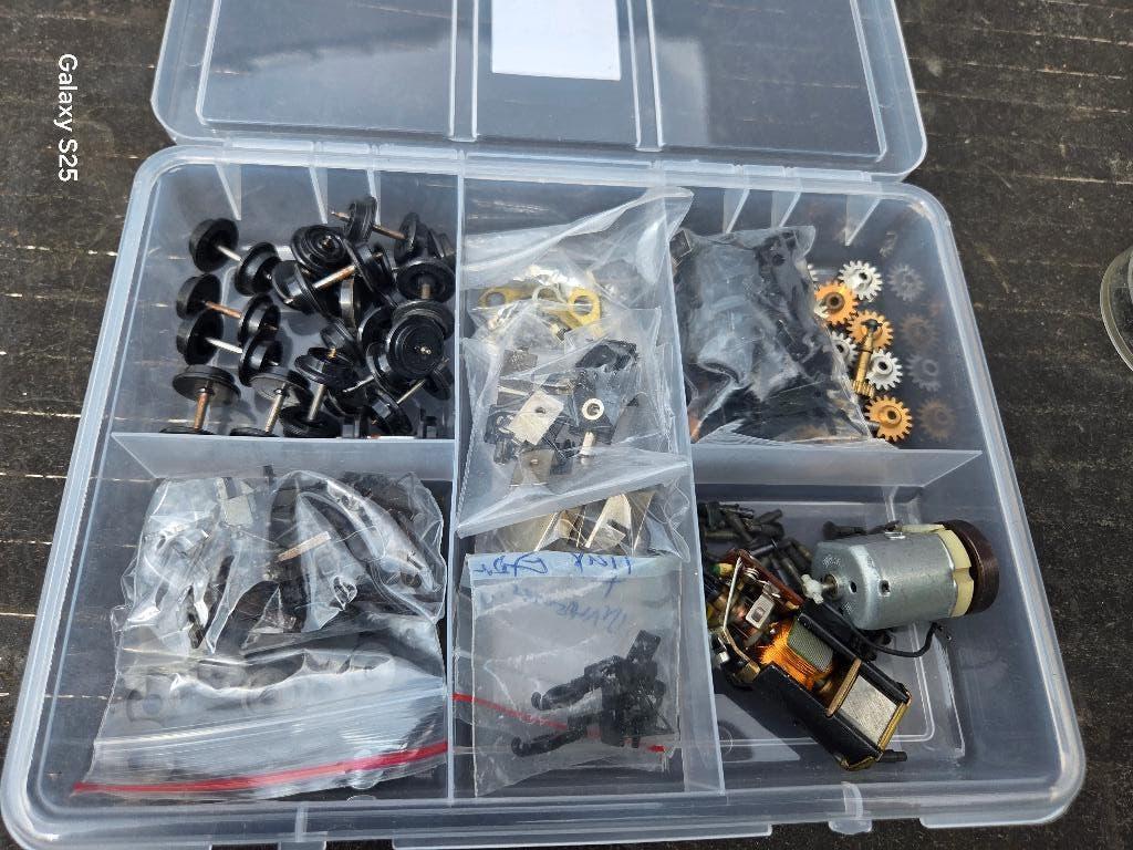 MAGNIFIQUE LOT DE PIECES DETACHER ET AUTRES ACCESSOIRES, Verzenden, Zo goed als nieuw, Gelijkstroom of Wisselstroom, Rails