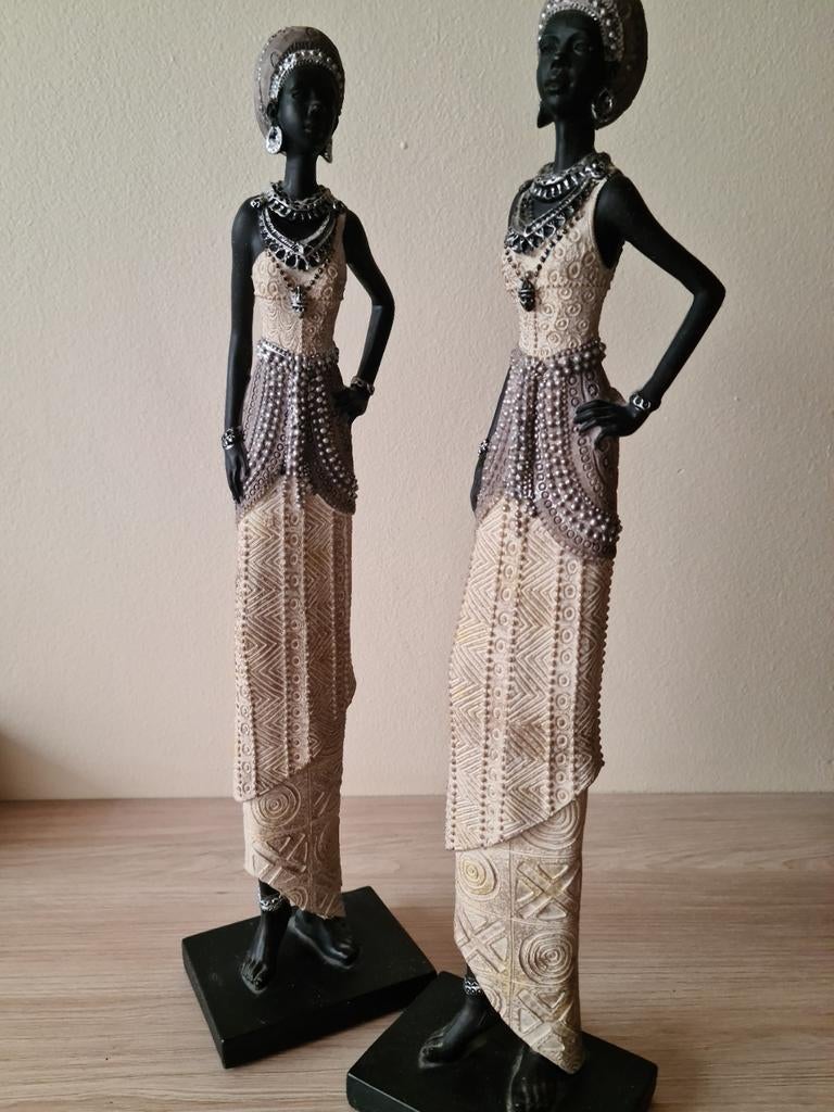 2 statuettes, Enlèvement