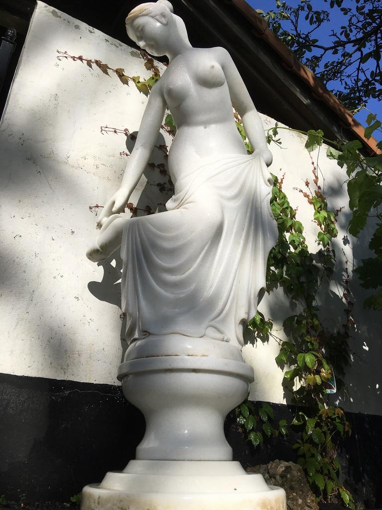 Groot massief marmer tuinbeeld op sokkel, Ophalen, Gebruikt, Steen, Mensenbeeld