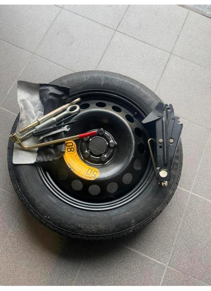 Volvo thuiskomer set NIEUW!!, Autos : Pièces & Accessoires, Pneus & Jantes, Pneus et Jantes, Pneus été, 17 pouces, Autre, 135 mm