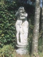 Groot klassiek tuinbeeld op sokkel met mooie patina, Enlèvement, Comme neuf