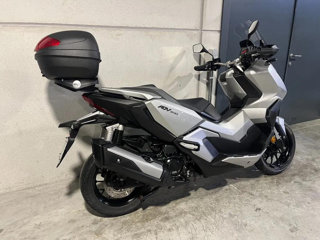 Honda ADV350 met topcase in mooie staat (bj 2022), Scooter, Bedrijf, 350 cc, 12 t/m 35 kW
