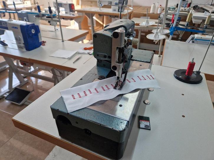 Juki knoopgaten machine gebuikt, Hobby en Vrije tijd, Naaimachines en Toebehoren, Zo goed als nieuw, Accessoires, Overige merken