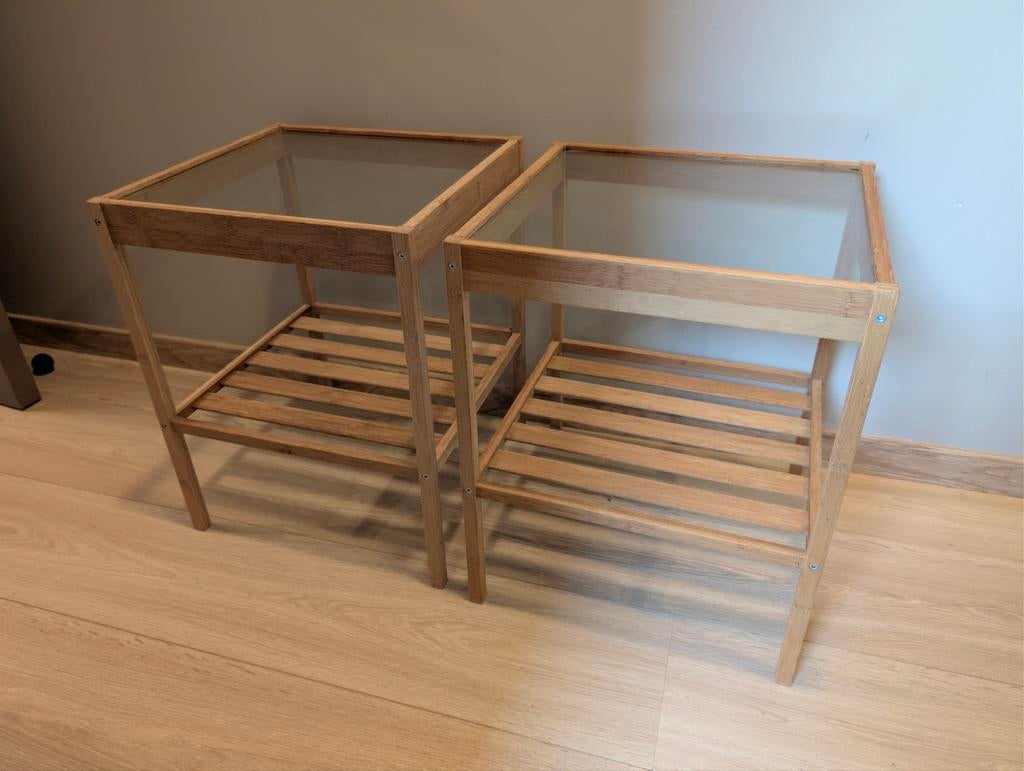 2x Nachttafel van bamboo + glazen top., Ophalen