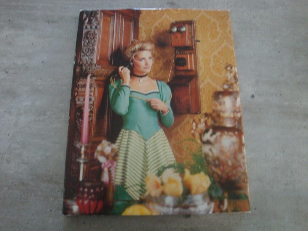 BELL TELEPHONE MANUFACTURING COMPANY 1882-1982, Boeken, Politiek en Maatschappij, Gelezen, Ophalen of Verzenden