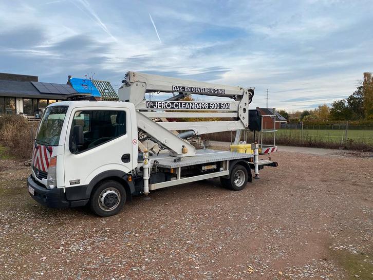 Hoogtewerker Nissan Cabstar / Rijbewijs B, Auto's, Bestelwagens en Lichte vracht, Particulier, Trekhaak, Nissan, Ophalen