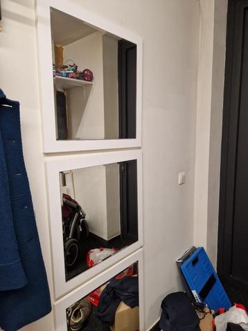 Drie identieke moderne spiegels beschikbaar voor biedingen