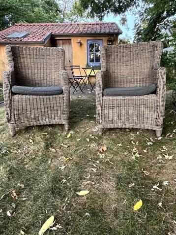 2 kunststof rotan tuinstoelen beschikbaar voor biedingen