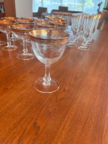 Vintage glazenset gegraveerd met vergulde rand beschikbaar voor biedingen