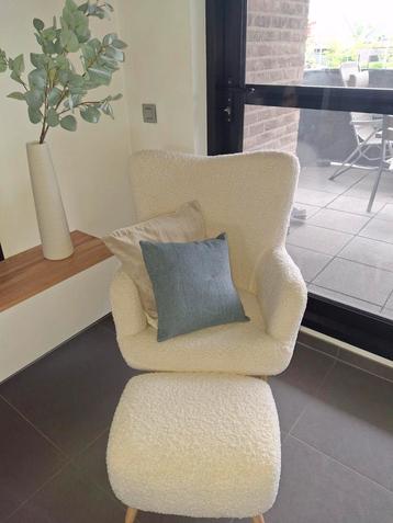Nieuwe fauteuil met voetenbank in ecru boucle, Enlèvement, Comme neuf