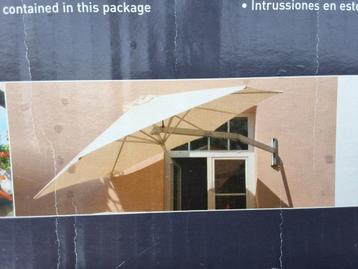 Muurparasol vanaf 80€, zo goed als nieuw beschikbaar voor biedingen