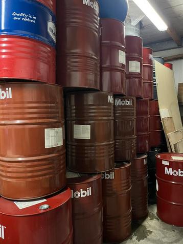 Gebruikte olie vaten beschikbaar voor biedingen