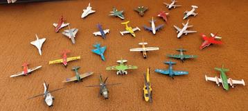 Set van 25 miniatuurvliegtuigjes beschikbaar voor biedingen