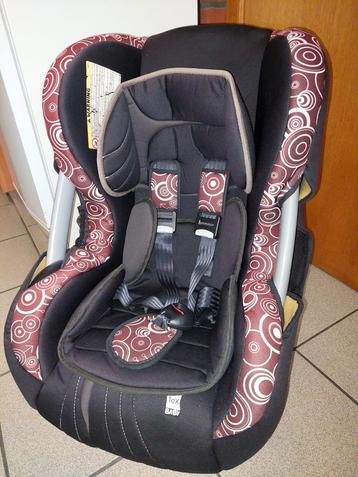 Propere en veilige autostoel met verkleinkussen beschikbaar voor biedingen