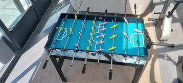 voetbaltafel en speeltafel met verschillende spellen beschikbaar voor biedingen