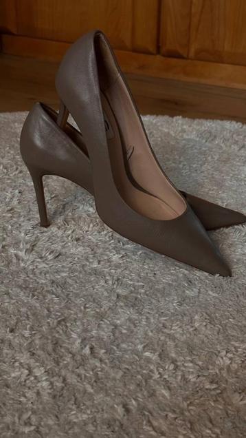 Pumps, op een stabiele stiletto beschikbaar voor biedingen