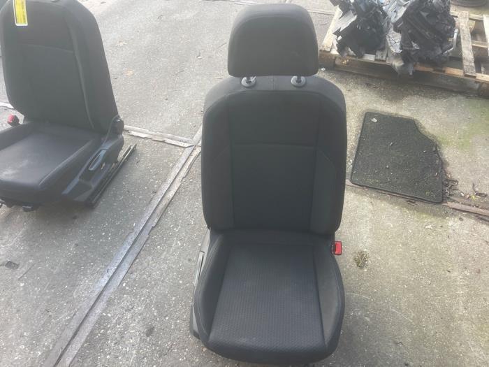 Stoel rechts van een Volkswagen Polo, Auto-onderdelen, Interieur en Bekleding, Volkswagen, Gebruikt, 3 maanden garantie, Ophalen of Verzenden