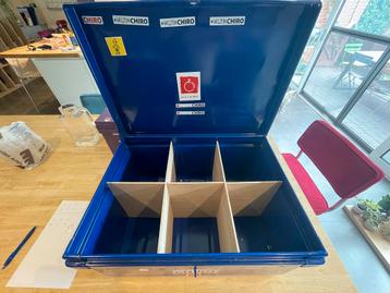 Legerkoffer blauw voor jeugdbeweging, Enlèvement