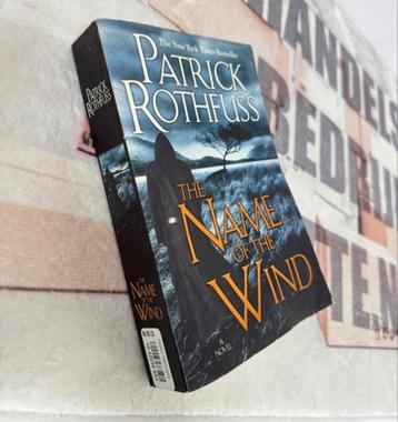 The Name of the Wind - Auteur Patrick Rothfuss Dik boek beschikbaar voor biedingen
