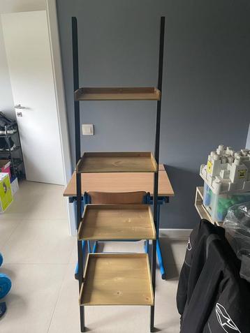 Houten rek  beschikbaar voor biedingen