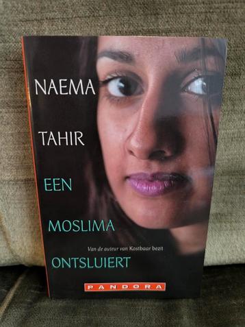 Een moslima ontsluiert.      (Naema Tahir) beschikbaar voor biedingen