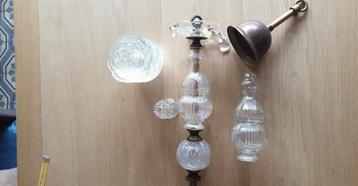 Lot de pièces pour lustre ancien en verre disponible aux enchères