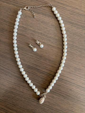 Parelketting + oorbellen (clips) beschikbaar voor biedingen