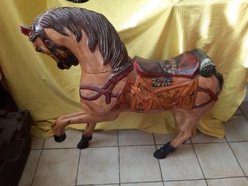 Petit cheval en bois sculpté beschikbaar voor biedingen