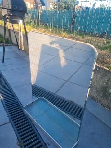 Spiegel en hoelahoep (Ninove) beschikbaar voor biedingen