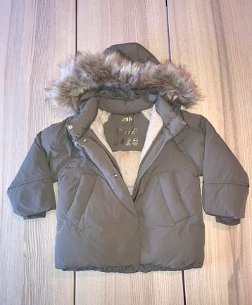 Winter jas met echte dons. Maat 104 valt ruim. Merk Zara. beschikbaar voor biedingen