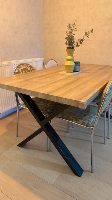 Mooie eettafel €100 WEG = WEG beschikbaar voor biedingen