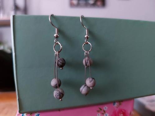 Oorbellen, Handtassen en Accessoires, Oorbellen, Zo goed als nieuw, Hangers, Overige materialen, Grijs, Ophalen of Verzenden