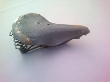 Oud lederen Brooks zadel. beschikbaar voor biedingen