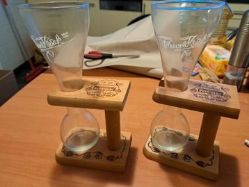 Setje 2 kwak glazen in houder beschikbaar voor biedingen