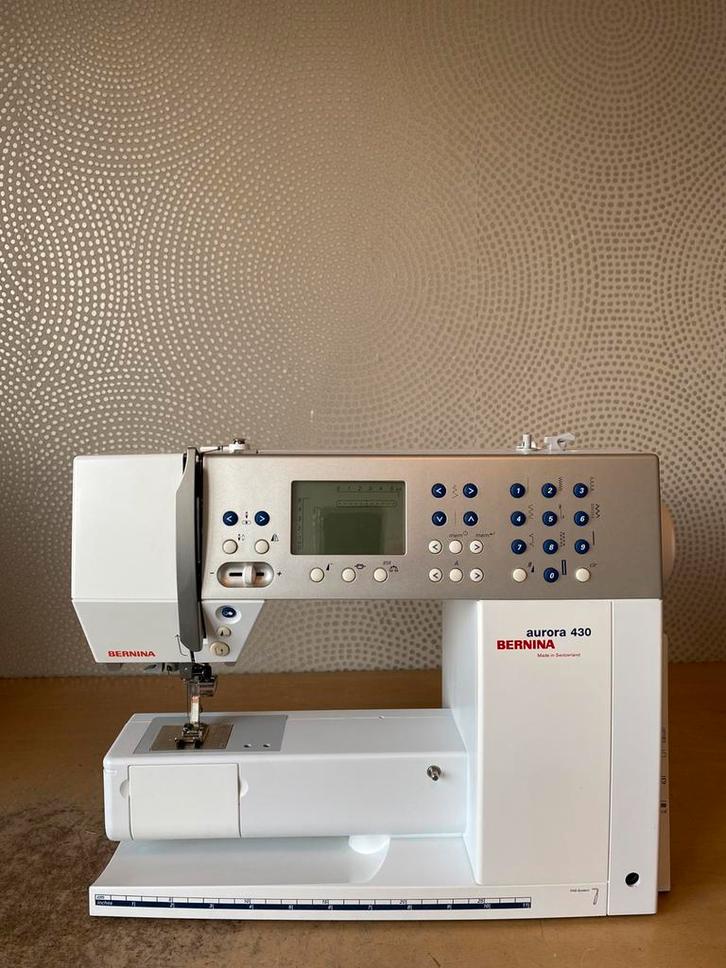 MACHINE À COUDRE BERNINA AURORA 430 EN TRÈS BON ÉTAT, Hobby & Loisirs créatifs, Machines à coudre & Accessoires, Comme neuf, Machine à coudre