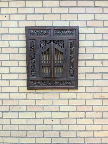 Houten Handgesneden Wandpaneel met Deurtjes – 72 x 60 cm beschikbaar voor biedingen
