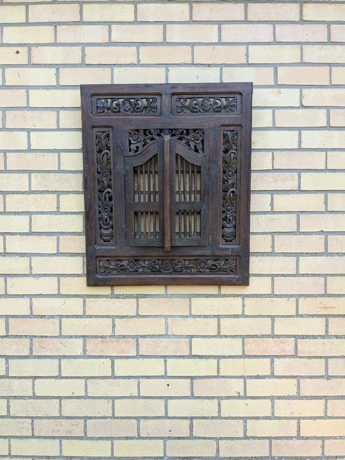 Houten Handgesneden Wandpaneel met Deurtjes – 72 x 60 cm, Huis en Inrichting, Woonaccessoires | Wanddecoraties, Gebruikt, Ophalen
