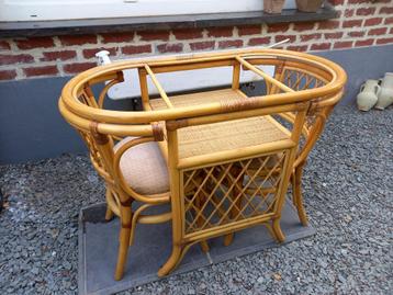 rieten veranda tafel beschikbaar voor biedingen