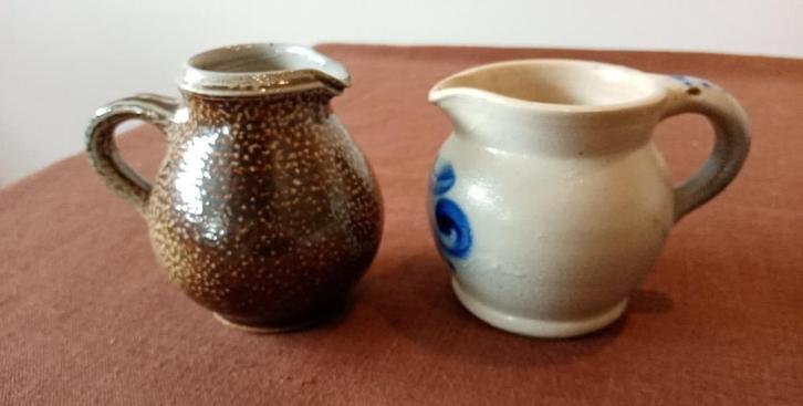 stenen kruikjes bruin plus grijs met blauwe tekening, Antiek en Kunst, Antiek | Keramiek en Aardewerk, Ophalen of Verzenden