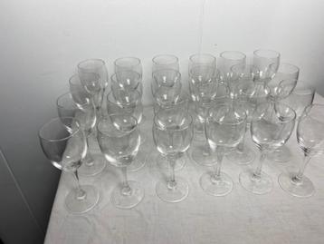 lot wijnglazen en champagne glazen 400 stuks beschikbaar voor biedingen